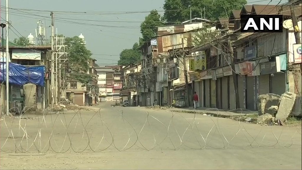 அமைதியைத் தொலைத்த காஷ்மீர் மக்கள் : ராணுவ ஆக்கிரமிப்பில் ஜம்மு (album)