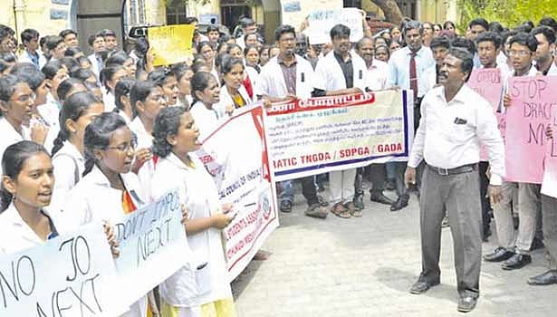 மருத்துவ மசோதாவுக்கு கண்டனம் : வகுப்புகளை புறக்கணித்து மருத்துவ கல்லூரி மாணவர்கள் போராட்டம்!