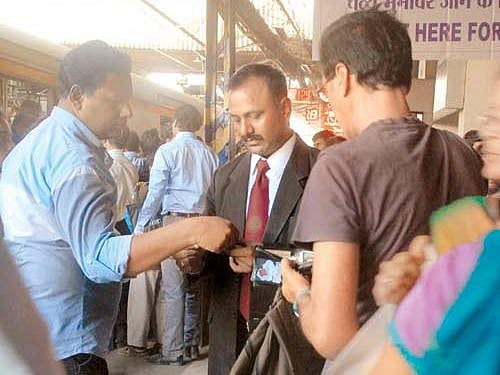 ரயிலில் டிக்கெட் இல்லாமல் சிக்கிய 89 லட்சம் பேர் : கடந்த 3 ஆண்டுகளில் கட்டிய அபராதம் எவ்வுளவு தெரியுமா ?