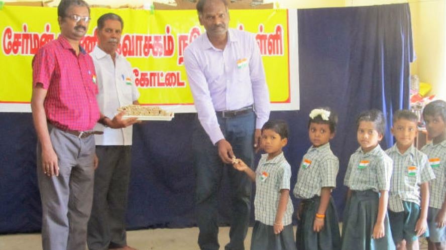 சாக்லேட்டுக்கு மாற்றாக கடலை மிட்டாய் : சுதந்திர தினத்தை இயற்கை முறையில் கொண்டாடும் அதிசயப் பள்ளி !