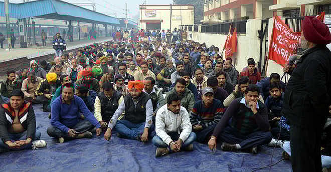 ரயில்வே துறையை தனியாருக்கு ஒப்படைக்க, நேர்மையான பணியாளர்களை பழிவாங்கும் மோடி அரசு!