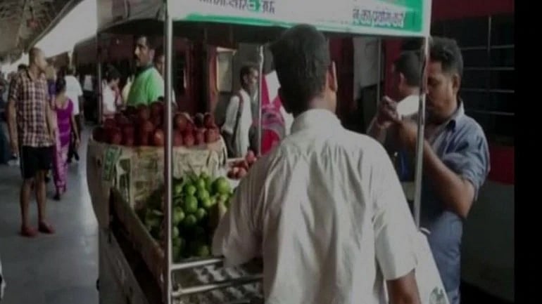 ரயில் நிலையங்களில் வாழைப்பழம் விற்கத் தடை : பா.ஜ.க அரசின் ’தூய்மை இந்தியா’ திட்டம் காரணமா ?
