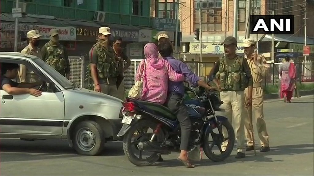 அமைதியைத் தொலைத்த காஷ்மீர் மக்கள் : ராணுவ ஆக்கிரமிப்பில் ஜம்மு (album)