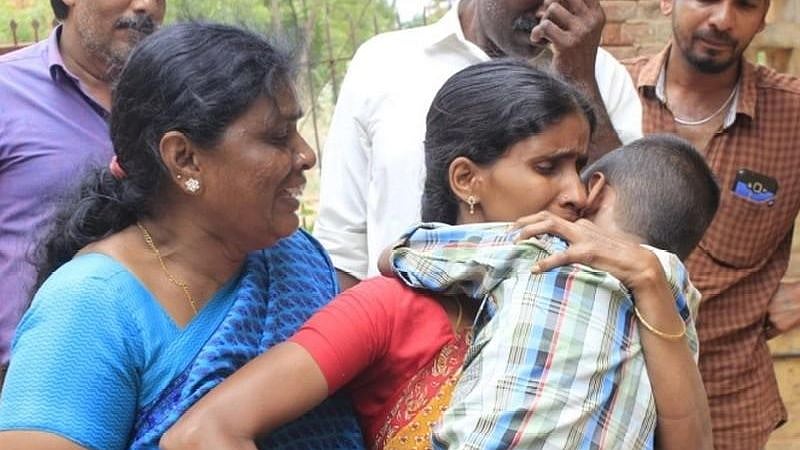 தந்தையால் கைவிடப்பட்ட சிறுவன் பிச்சை எடுத்த பரிதாபம் - ஓராண்டுக்கு பின் மகனை கண்டுபிடித்த தாய் ! 