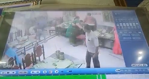 விளையாட்டில் ஏற்பட்ட முன் விரோதம்: உணவகத்தில் வைத்து கொடூரமாக வெட்டிக் கொல்லப்பட்ட இளைஞர் ! ( வீடியோ) 