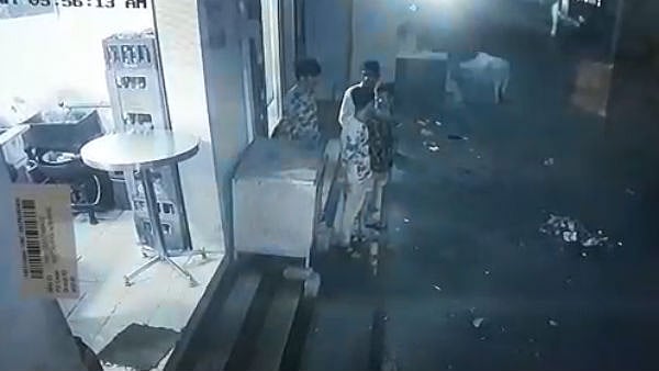 கடனுக்கு டீ கேட்ட இளைஞர்கள் - கொடுக்க  மறுத்த உரிமையாளரை படுகொலை செய்த கும்பல்!                (வீடியோ)