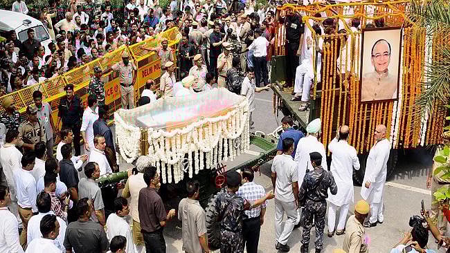 ஜெட்லி இறுதிச்சடங்கு நிகழ்ச்சியில் அதிர்ச்சி சம்பவம் : பா.ஜ.க எம்.பி உட்பட 11 பேரிடம் செல்போன் திருட்டு