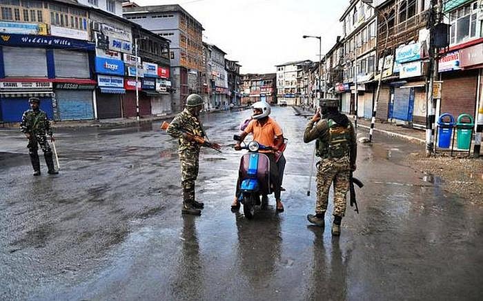 “அப்பா இறந்ததே 5 நாட்கள் கழித்துத்தான் தெரியும்” : தொலைத்தொடர்பு வசதியில்லாமல் தவிக்கும் காஷ்மீர் மக்கள்!