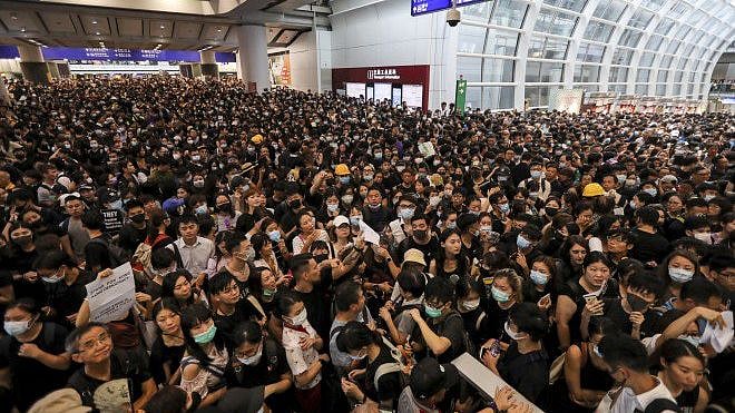 லட்சக்கணக்கில் கூடும் மக்களால் ஸ்தம்பிக்கும் ஹாங்காங்:  மீண்டு எழும் மக்கள் புரட்சி - குழப்பத்தில் சீனா !