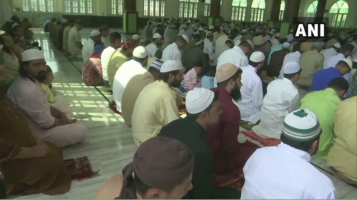 பண்டிகை நாளில் கூட வேதனையை அனுபவிக்கும் காஷ்மீர் மக்கள் : தொழுகை முடிந்ததும் 144 தடை உத்தரவு அமல் !