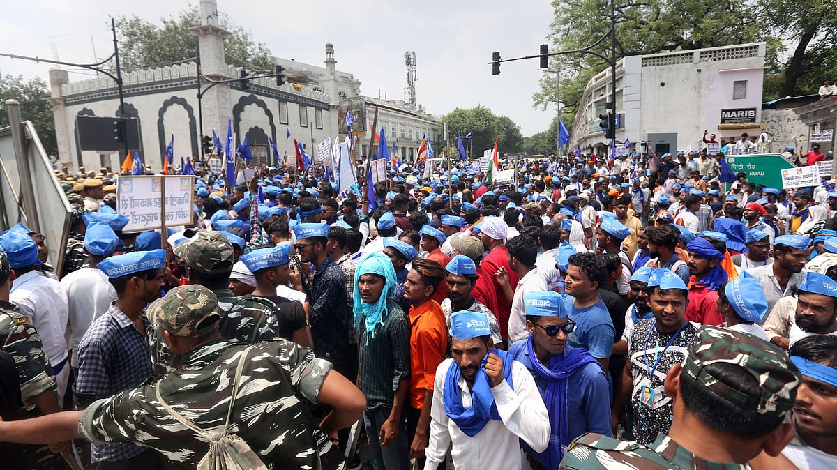 “500 ஆண்டுகள் பழமையான குரு ரவிதாஸ் கோவில் இடிப்பு”  டெல்லியில் திரண்ட தலித் மக்கள் : ஸ்தம்பித்த தலைநகரம்!