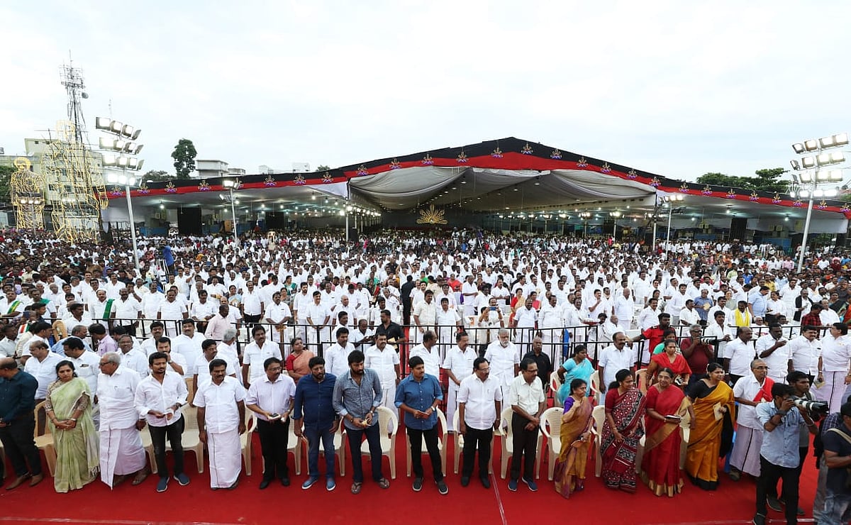 "கலைஞர் செய்ய நினைத்ததை  நம் எம்.பி-க்கள் செய்கின்றனர்" : கலைஞர் நினைவு தின பொதுக்கூட்டம்! (ALBUM)