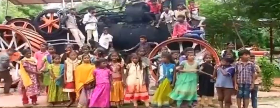 வாழ்வில் முதல் முறையாக ரயில் பயணத்தை அனுபவித்த மலைவாழ் குழந்தைகள்!