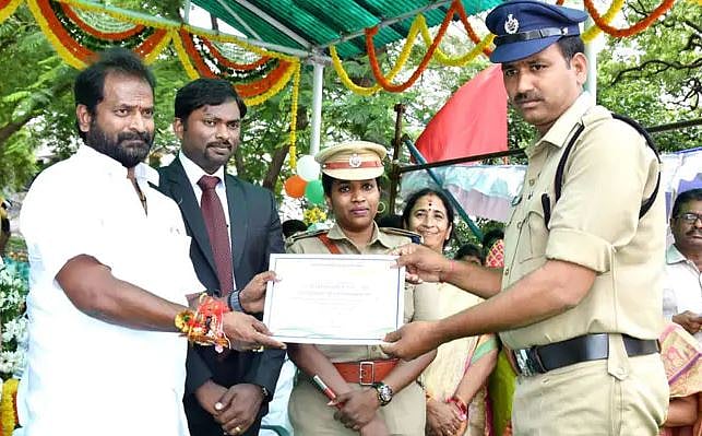 முதல் நாள் சிறந்த காவலர் விருது... மறுநாளே லஞ்ச வழக்கில் கைது : கையும் களவுமாக மாட்டிக்கொண்ட கான்ஸ்டபிள்!