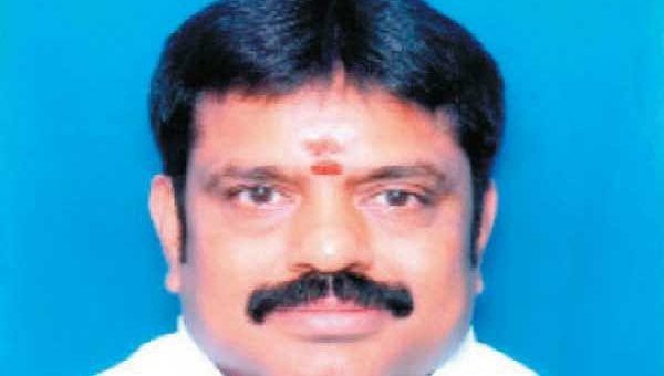 அ.தி.மு.க மாவட்டச் செயலாளரிடம் மாட்டிக்கொண்ட தலைமையின் ‘ரகசியம்’ : பதவிக்குப் பின்னணி இதுவா?