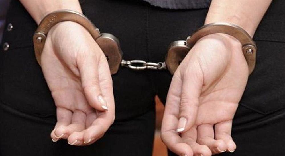 கொடுத்த பணத்தை திருப்பி கேட்டதால் தொழிலதிபரை கடலில் வைத்து கொலை செய்த பெண் வழக்கறிஞர் கைது !