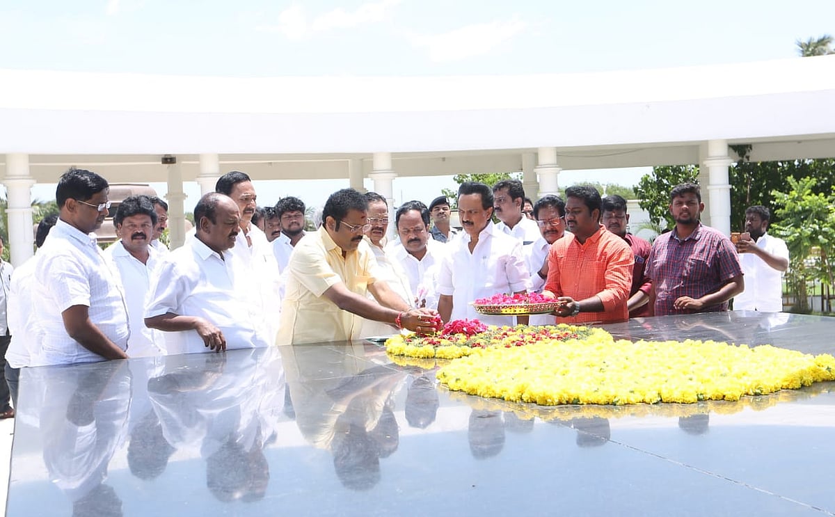 வேலூர் தேர்தல் வெற்றி... பெரியார், அண்ணா, கலைஞர் நினைவிடங்களில் மு.க.ஸ்டாலின் தலைமையில் மரியாதை! (ஆல்பம்)