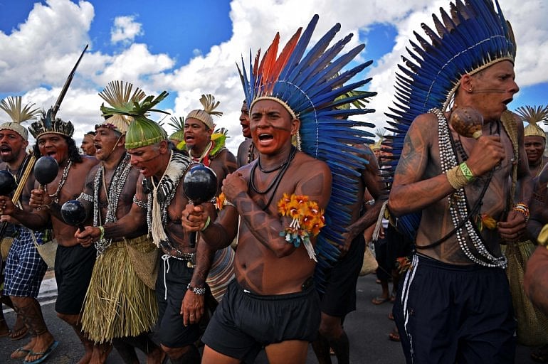 “அழிப்பது தான் இலக்கு என்றால், கடைசி சொட்டு ரத்தம் உள்ளவரை போராடுவோம்” : அமேசான் பழங்குடியினர் உறுதி!