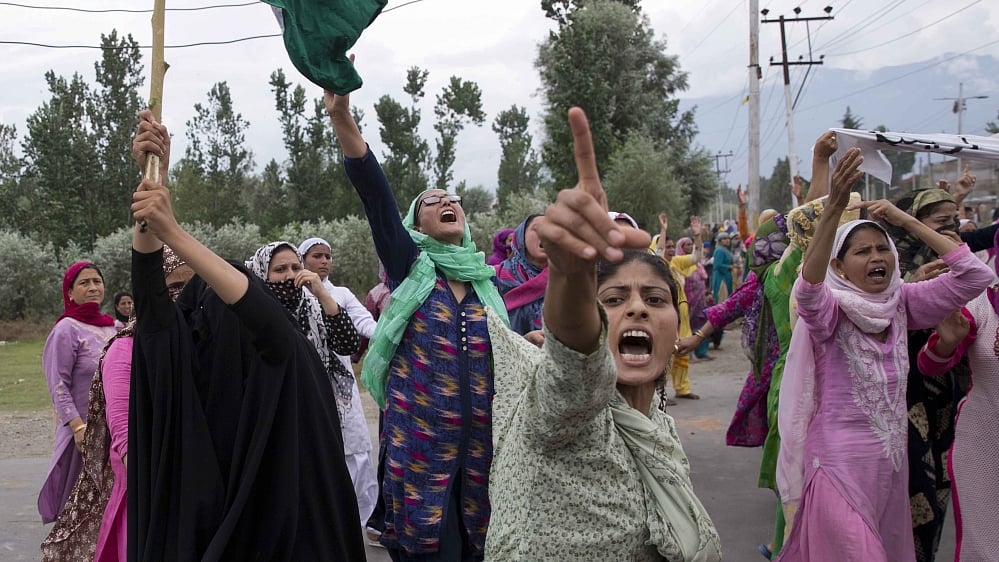 காஷ்மீர் மாணவிகளை பத்திரமாக வீடு கொண்டு போய் சேர்த்த சீக்கியர்கள் : இதுதான் இந்தியர்களின் சகோதரத்துவம் !