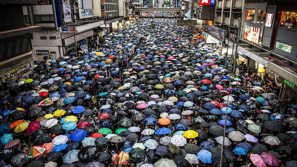 கொட்டும் மழையில்  17 லட்சம் பேர் திரண்ட பிரமாண்ட பேரணி : மக்கள் எழுச்சியில் அதிர்ந்த ஹாங்காங்!  (வீடியோ)