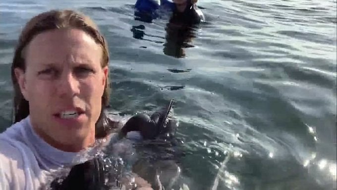 அமெரிக்காவில் கடலில் பாய்ந்த விமானம்: நடுக்கடலில் தத்தளித்த படி உயிர் தப்பியவர் எடுத்த செல்ஃபி வீடியோ!