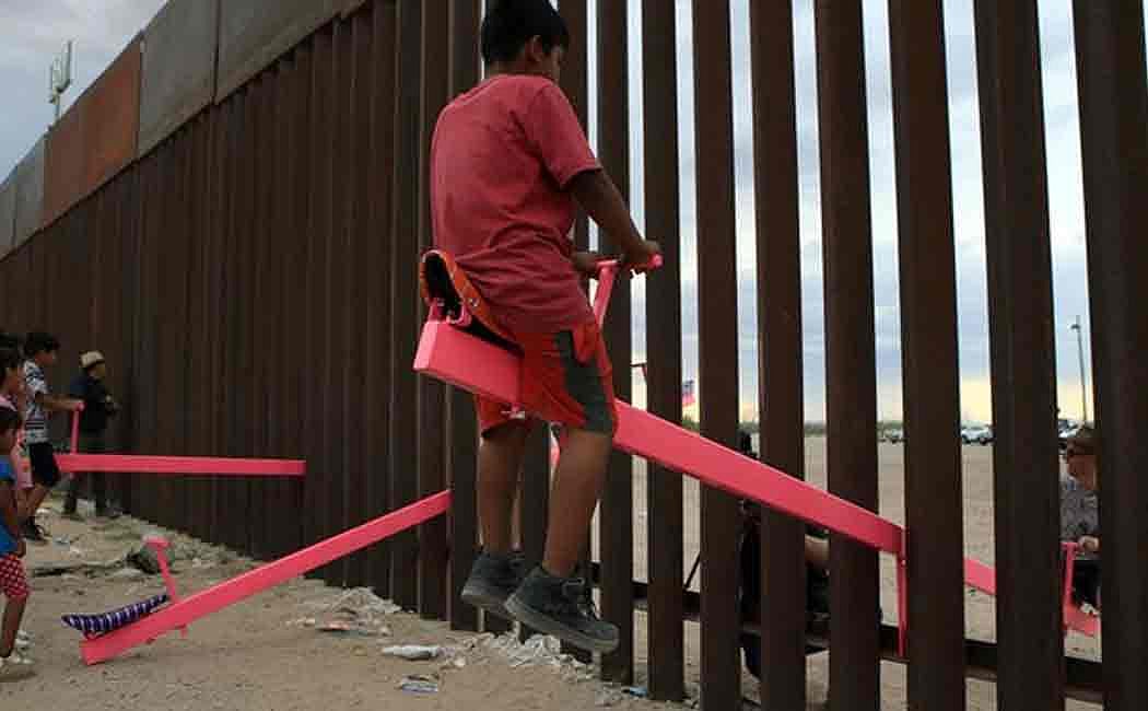 அமெரிக்கா - மெக்ஸிகோ எல்லையில் பேராசிரியர்கள் செய்த செயல் : இருநாட்டு மக்களும் நெகிழ்ச்சி! (Video)