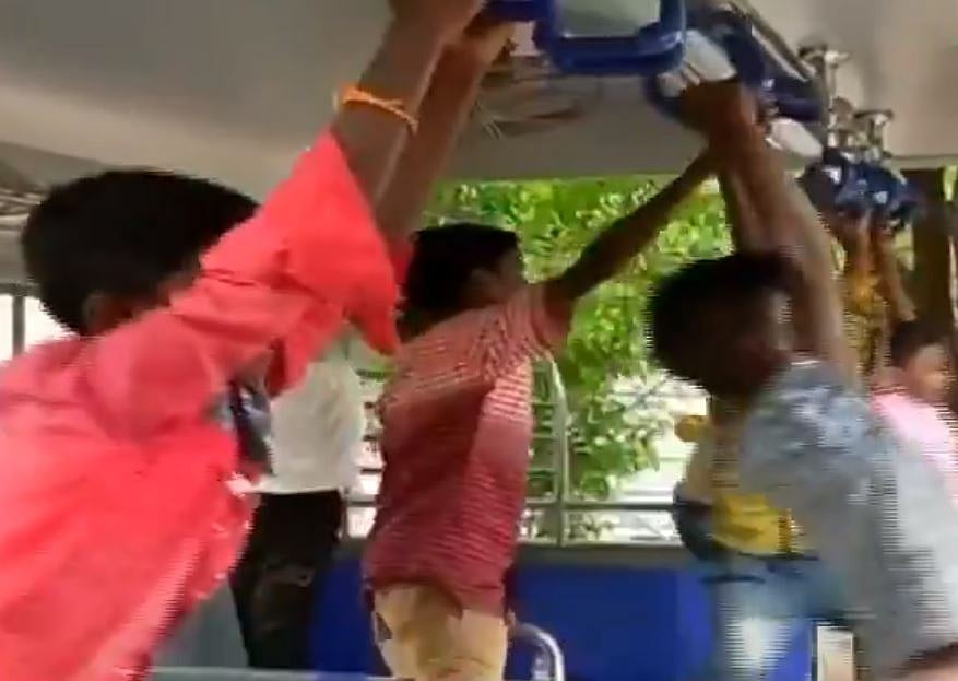 வாழ்வில் முதல் முறையாக ரயில் பயணத்தை அனுபவித்த மலைவாழ் குழந்தைகள்!