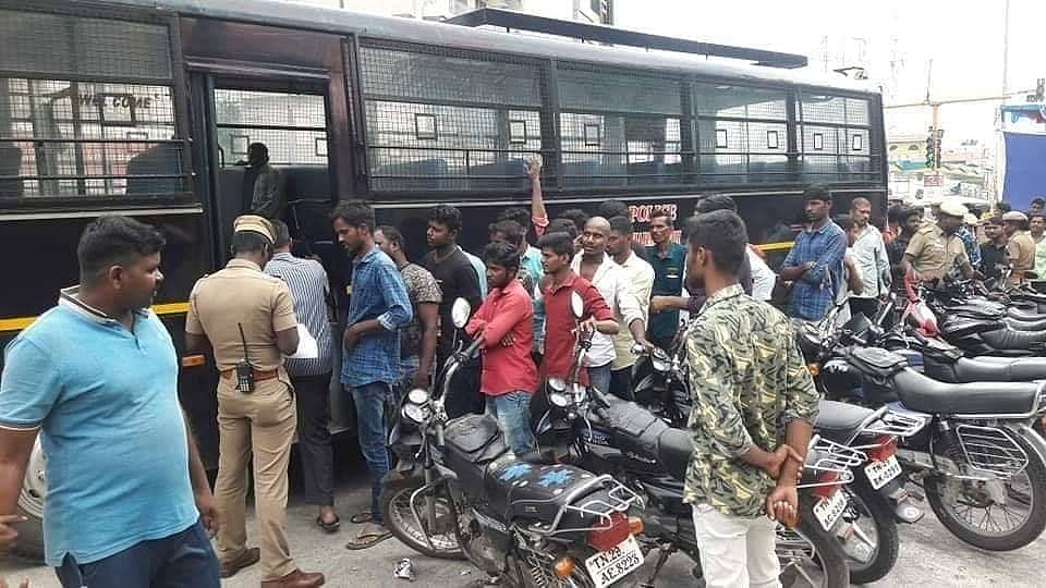 ஹெல்மெட் அணியாதவர்களுக்கு நீதிமன்ற வளாகத்தில் ‘இன்பச் சுற்றுலா’... தருமபுரி போலீசாரின் ‘பலே’ ஐடியா!