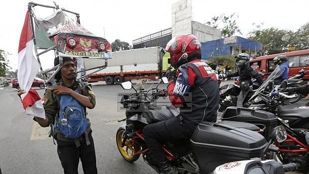 காடுகளை அழிக்கும் கார்ப்பரேட் நிறுவனங்கள் : 700 கி.மீ., பின்னோக்கி நடந்து விழிப்புணர்வு பிரசாரம் !