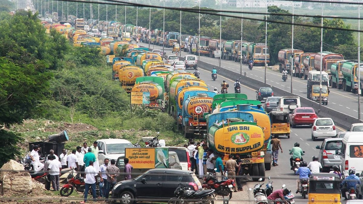 “அனுமதி வழங்கும் வரை, போராட்டத்தை கைவிட முடியாது” தண்ணீர் லாரிகள் வேலை நிறுத்தம் : அதிர்ச்சியில் மக்கள்! 