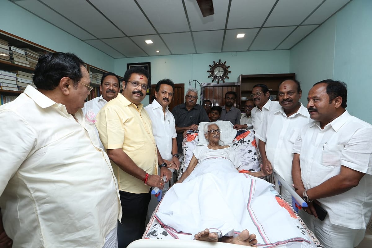 வேலூர் தேர்தல் வெற்றி... பெரியார், அண்ணா, கலைஞர் நினைவிடங்களில் மு.க.ஸ்டாலின் தலைமையில் மரியாதை! (ஆல்பம்)