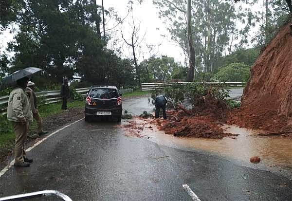 நீலகிரியில் தொடரும் கன மழை : வீடு இடிந்து குழந்தை பலி... மண் சரிவால் போக்குவரத்து பாதிப்பு!