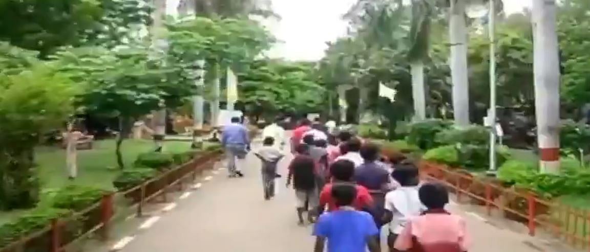 வாழ்வில் முதல் முறையாக ரயில் பயணத்தை அனுபவித்த மலைவாழ் குழந்தைகள்!