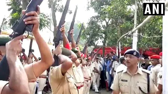 முன்னாள் முதல்வர் இறுதிச்சடங்கில் சுடாமல் போன 22 துப்பாக்கிகள் : கோபத்தில் முகம் சிவந்த முதலமைச்சர்