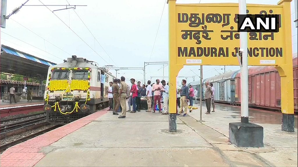 வைகை எக்ஸ்பிரஸுக்கு கேக் வெட்டி பிறந்த நாள் கொண்டாடிய ரசிகர்கள்!