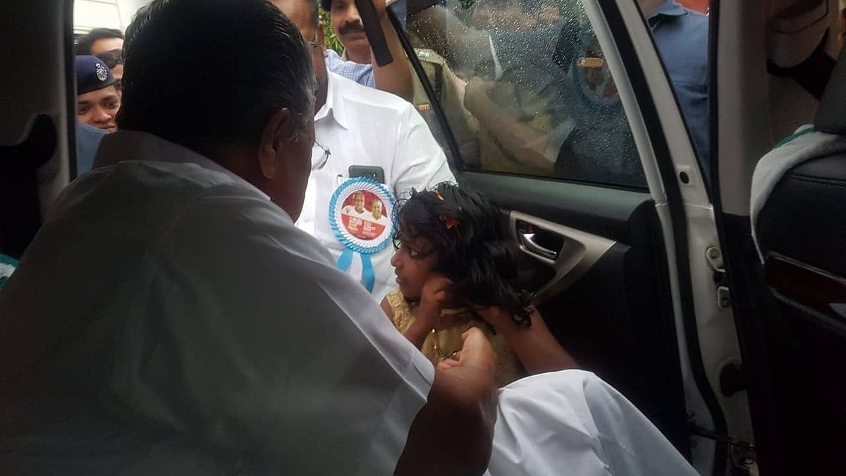 காதணிகளை கேரள மழை நிவாரணப் பணிக்காக கழட்டிக் கொடுத்த சிறுமி : பினராயி விஜயன் நெகிழ்ச்சி !