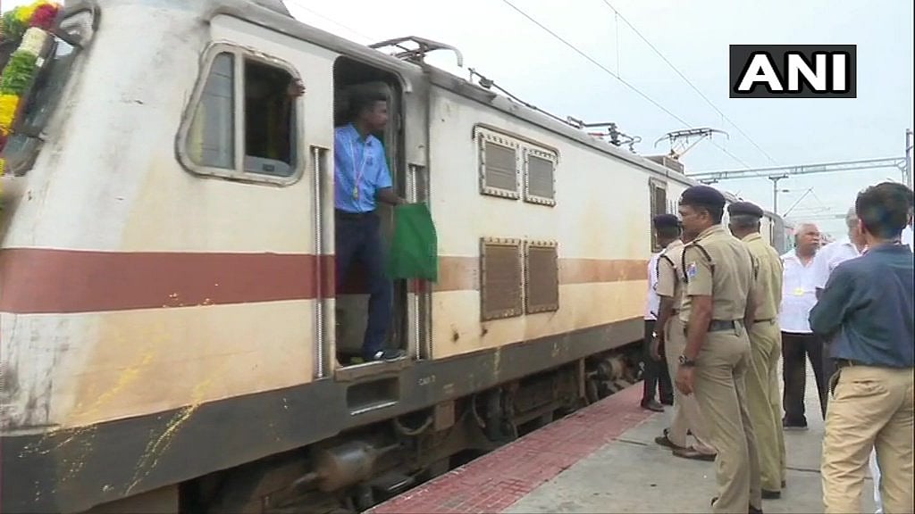 வைகை எக்ஸ்பிரஸுக்கு கேக் வெட்டி பிறந்த நாள் கொண்டாடிய ரசிகர்கள்!