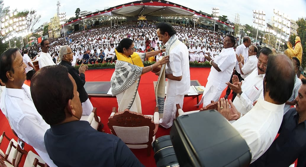 "கலைஞர் செய்ய நினைத்ததை  நம் எம்.பி-க்கள் செய்கின்றனர்" : கலைஞர் நினைவு தின பொதுக்கூட்டம்! (ALBUM)