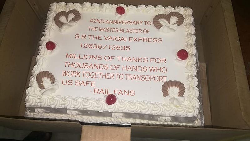 வைகை எக்ஸ்பிரஸுக்கு கேக் வெட்டி பிறந்த நாள் கொண்டாடிய ரசிகர்கள்!