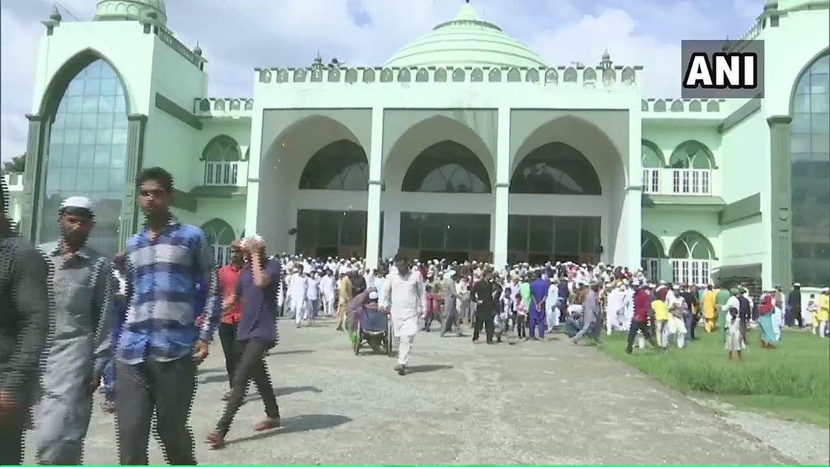 பண்டிகை நாளில் கூட வேதனையை அனுபவிக்கும் காஷ்மீர் மக்கள் : தொழுகை முடிந்ததும் 144 தடை உத்தரவு அமல் !