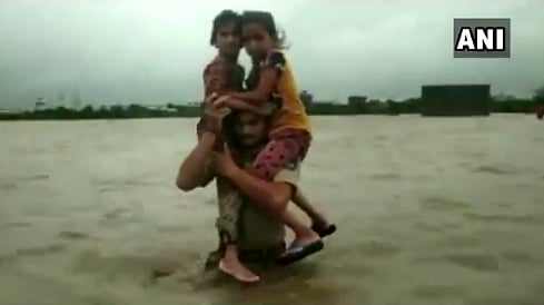 இடுப்பளவு வெள்ளத்தில் 2 குழந்தைகளை தோள்களில் சுமந்து காப்பாற்றிய கான்ஸ்டபிள்! - நெகிழ வைக்கும் வீடியோ