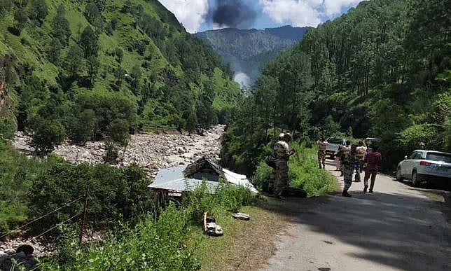 விபத்தில் சிக்கியது நிவாரணப் பொருட்களை ஏற்றிச்சென்ற ஹெலிகாப்டர்  : மூவர் பலியான சோகம்!