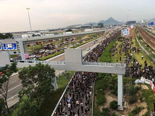 லட்சக்கணக்கில் கூடும் மக்களால் ஸ்தம்பிக்கும் ஹாங்காங்:  மீண்டு எழும் மக்கள் புரட்சி - குழப்பத்தில் சீனா !