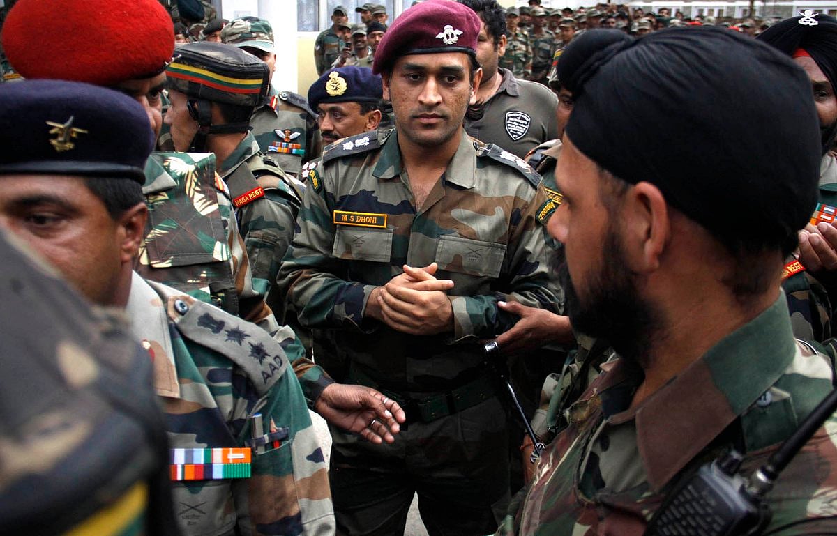 சுதந்திர தினத்தன்று லடாக்கில் கொடி ஏற்றும் தோனி ? : அரசியல் விளையாட்டில் சகுனி வேலை பார்க்கிறதா பா.ஜ.க