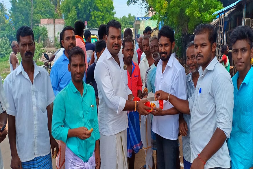 மக்களுக்கு இடையூறாக இருந்த டாஸ்மாக் மூடல் : பட்டாசு வெடித்துக் கொண்டாடிய கிராம மக்கள்!