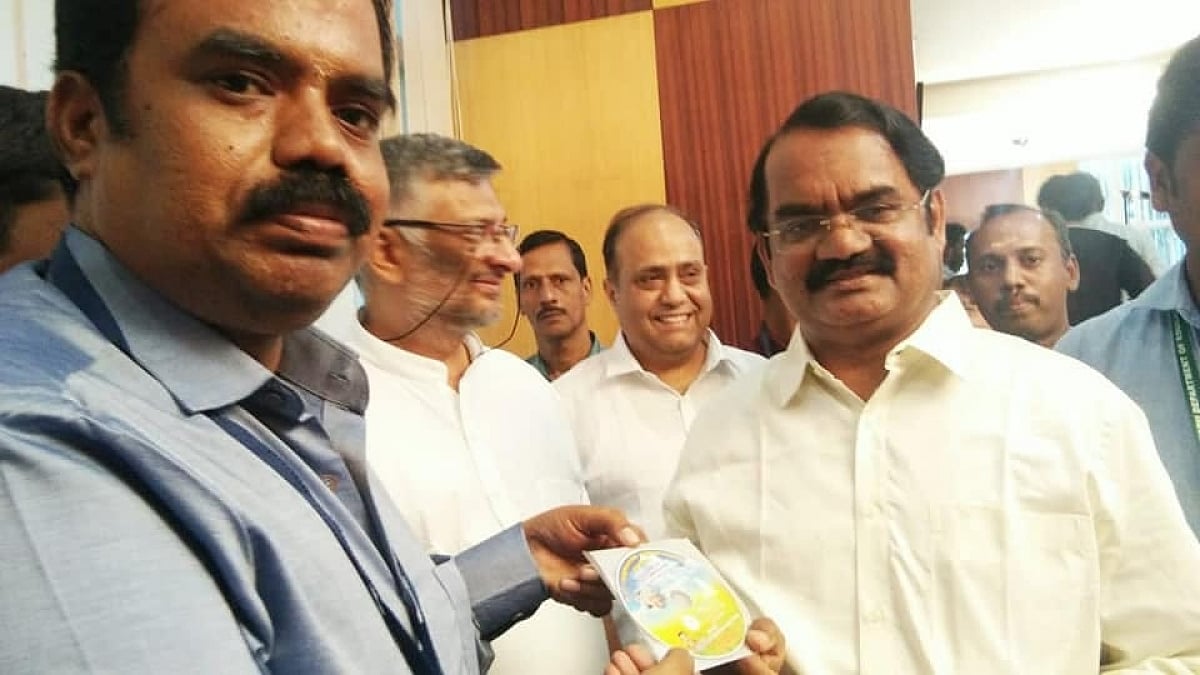 “சீமைக்கருவேல மரங்களை அழிக்க 30 கிராம் எடையிலான செயற்கைக் கோள்” : அரசு பள்ளி மாணவர்கள் அசத்தல்!