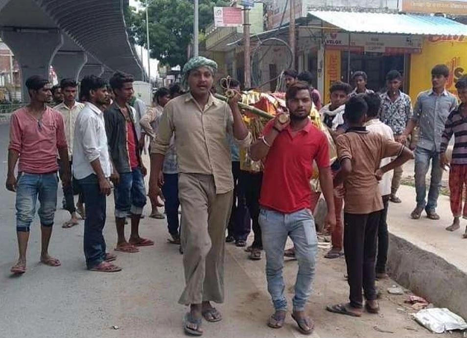 இந்து பெண் உடலைச் சுமந்து சென்று அடக்கம் செய்த இஸ்லாமியர்கள் : வாரணாசியில் நெகிழ்ச்சி சம்பவம்!