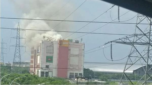 நொய்டா ஸ்பைஸ் மால் தீவிபத்து : பல மணி நேரமாகத் தொடர்ந்து எரியும் தீ ! போராடும் தீயணைப்புப்படை வீரர்கள்