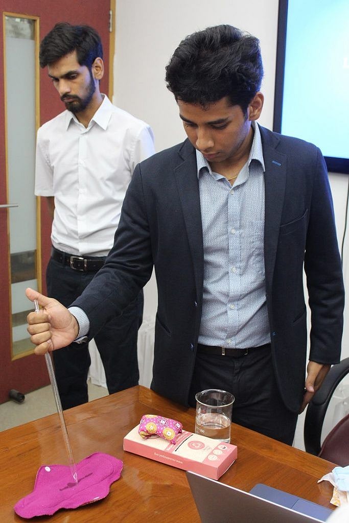 “120 முறை பயன்படுத்தலாம்”  - வாழை நாரில் இருந்து சானிட்டரி நாப்கின் : அசத்திய டெல்லி ஐ.ஐ.டி மாணவர்கள் !