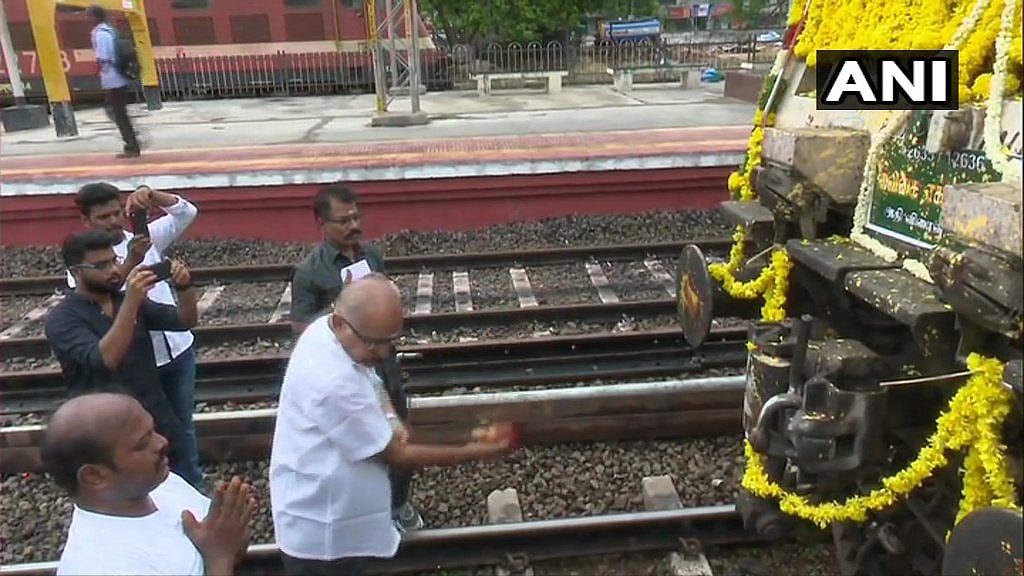 வைகை எக்ஸ்பிரஸுக்கு கேக் வெட்டி பிறந்த நாள் கொண்டாடிய ரசிகர்கள்!